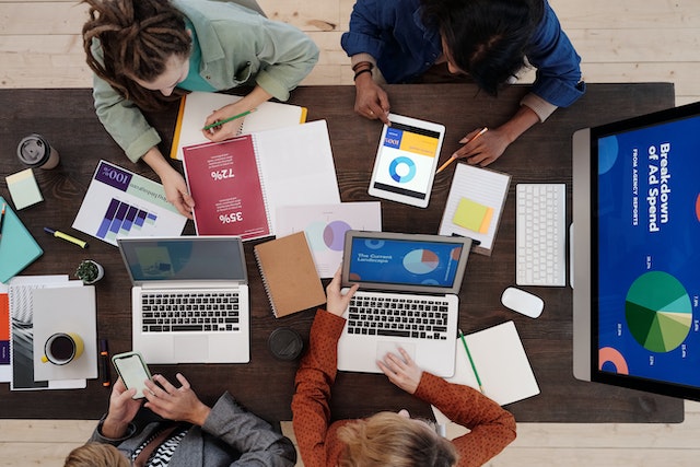 Equipe trabalhando em prol de uma empresa blog cherto consultoria como funciona franquia