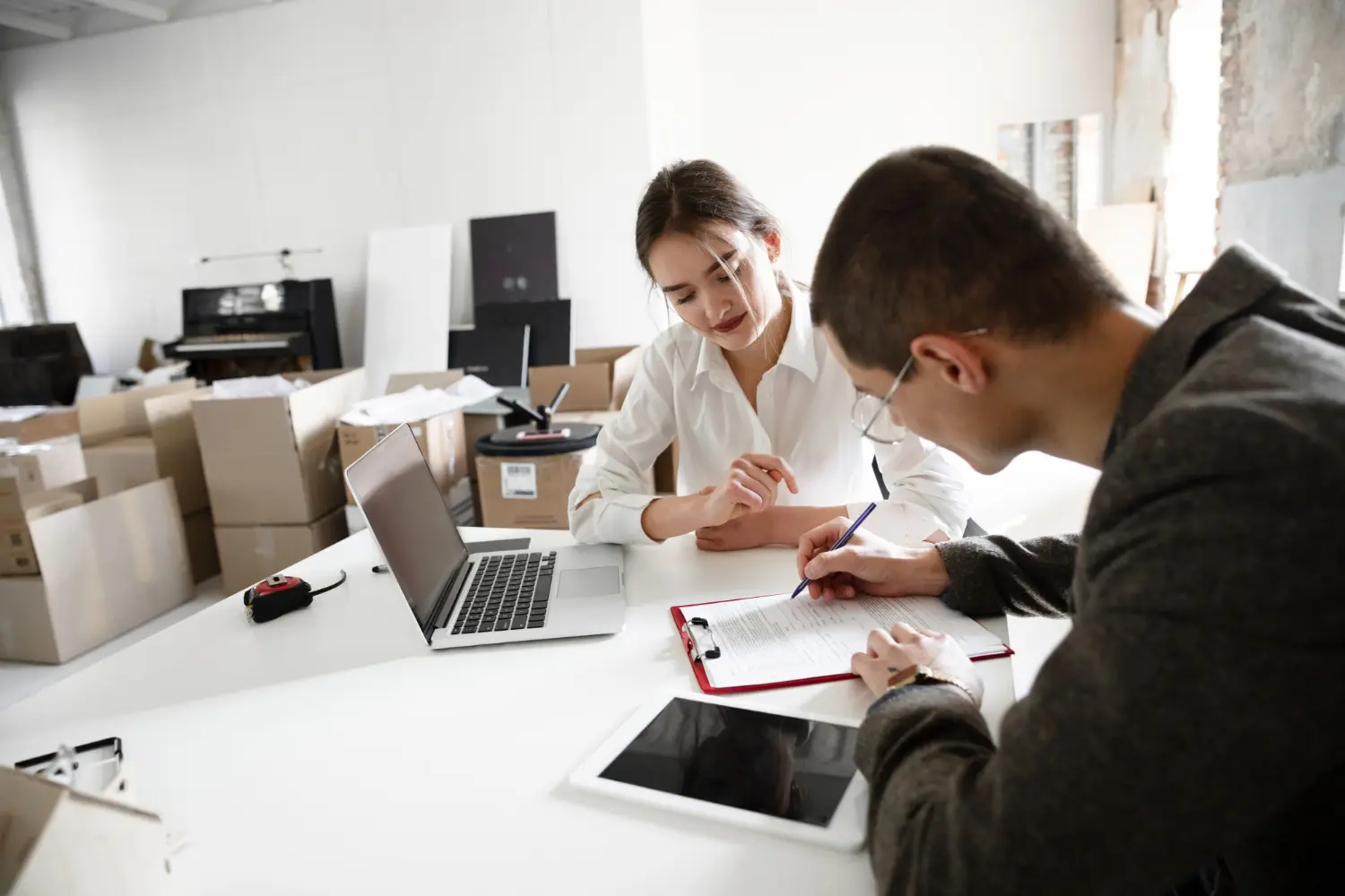 Imagem de empreendedora fazendo consulta com um consultor de franquias