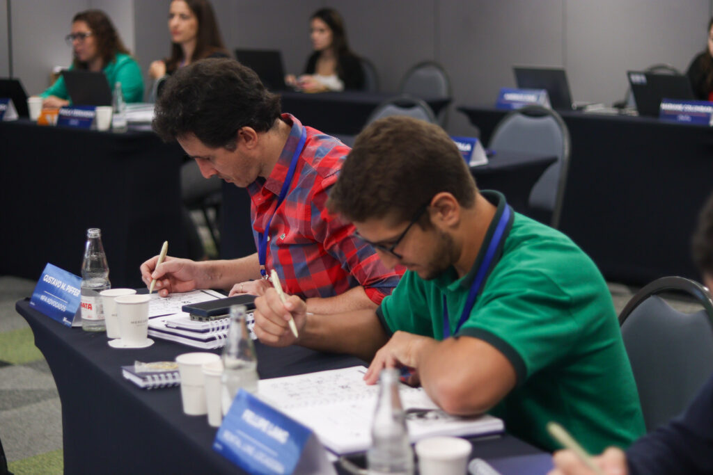 alunos fazendo processos e manuais