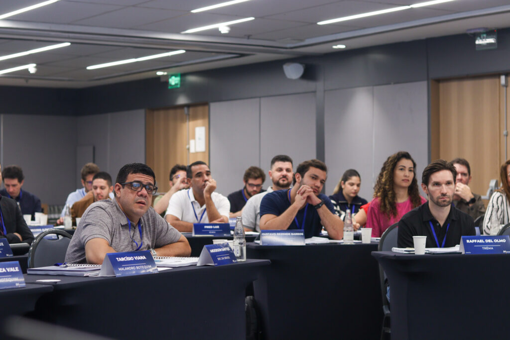 alunos prestando atenção na palestra sobre franquias