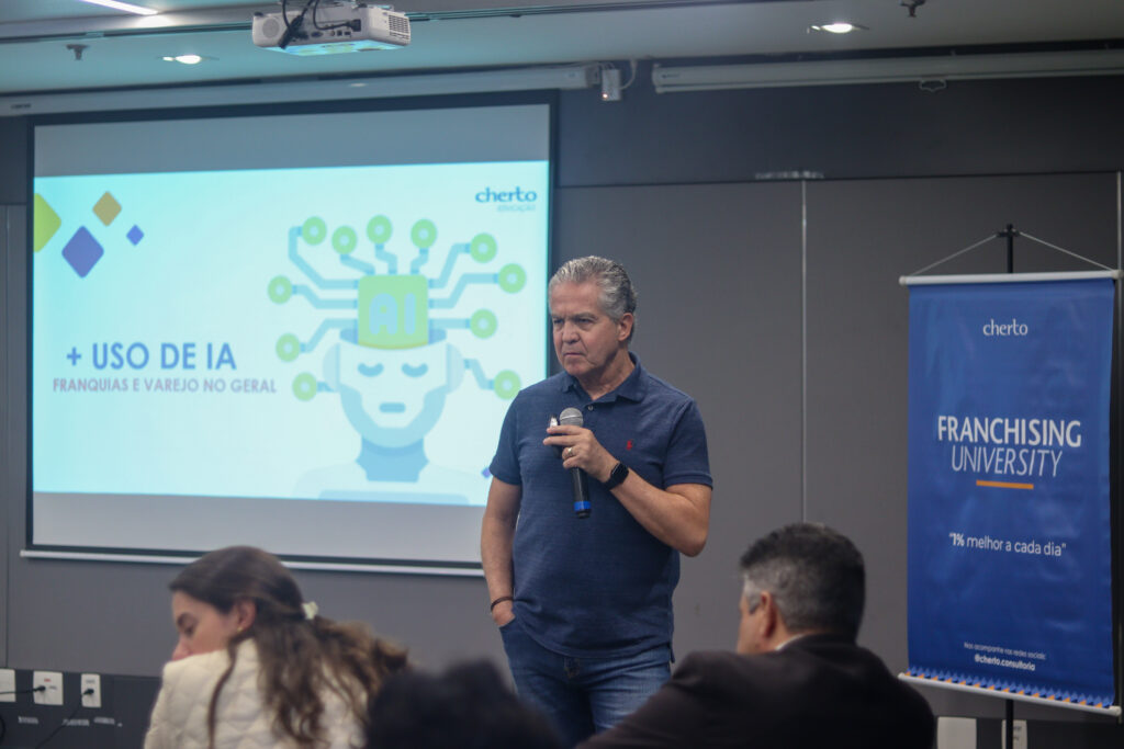 marcelo cherto palestrando na franchising university edição 82