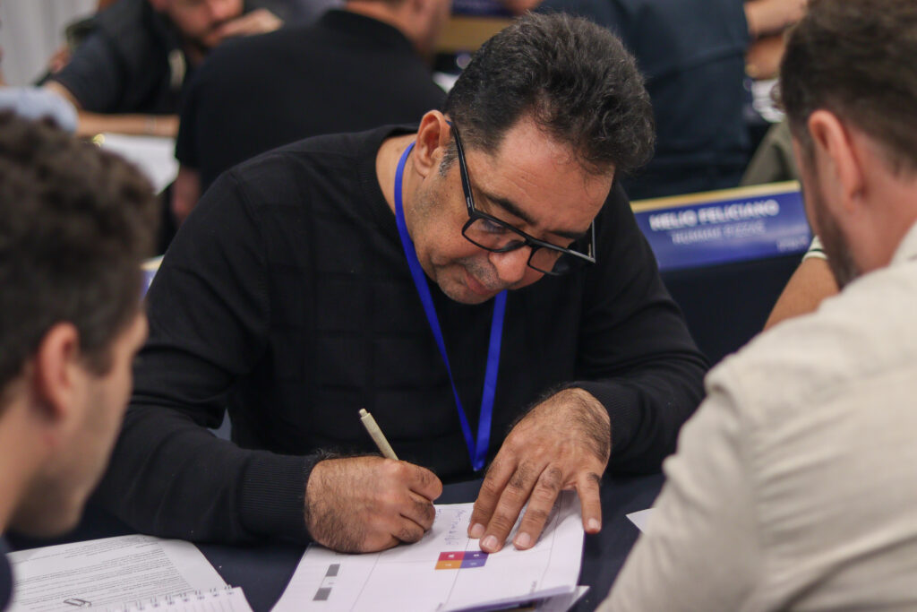 aluno anotando insights do consultor de campo 4.0