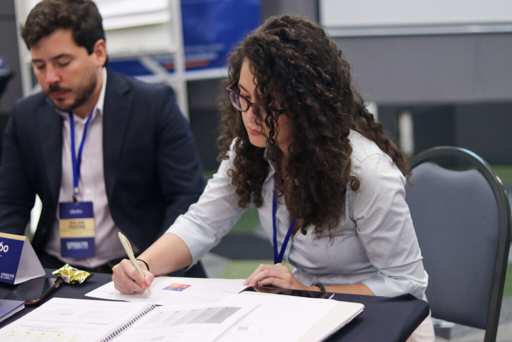 aluna estudando sobre consultoria de campo